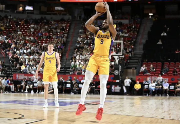 7月21日讯 NBA夏季联赛,公牛今日对阵湖人,前者上场比赛战胜老鹰,后者则是取得两连胜。本场湖人队布朗尼和克内克特缺战,公牛也轮休了萨诺戈。 双方数据 公牛:西布龙18分4篮板5助攻、布泽利斯10分4篮板3盖帽、德雷尔10分7篮板2助攻、加里森-布鲁克斯5分8篮板2助攻、斯图尔特10分4助攻、多马斯克5分、奈特6分2篮板2助攻、奥迪格7分2抢断、贾旺特-斯玛特5分2篮板、泰勒-托马斯5分 湖人:辛森25分3篮板2助攻、奥利瓦里20分3篮板、特拉奥雷6分9篮板、卡斯尔顿2分7篮板4助攻、博东10分4篮板3助攻、伊斯特9分3助攻2抢断、墨菲5分11篮板10助攻3抢断、库泽8分2篮板2助攻、布朗10分8篮板2盖帽、蒂利7分3篮板、尼古拉斯5分3篮板 比赛回顾 首节比赛湖人在新签约的双向合同球员辛森带领下打得积极主动,7-7后湖人突然发力,打出一波16-4后23-11领先了12分。首节最后三分钟湖人多点开花又打出了一波小高潮,首节比赛湖人39-18领先。 第二节比赛两队打得有来有回,公牛首轮秀布泽利斯也有精彩的得分贡献,湖人继续由辛森频频得分带领球队前进,辛森命中个人本场比赛第四记三分后湖人53-33领先,上半场结束前公牛投进了一个压哨三分,湖人56-36领先公牛进入下半场。 第三节比赛开场5分钟两队得分效率严重下降,只打了一个6-4,湖人62-40领先进入暂停。上半场拿到21分的辛森突然失去了进攻手感,频频出手三分频频打铁。进入轮换阵容后两队一通乱打,三节比赛结束湖人72-58领先。 第四节比赛湖人开局连续得分,10-0开局,82-58领先。辛森和实利瓦里持续命中三分,奥利瓦里命中个人第六记三分后湖人91-65领先,此后双方打得有些混乱,双方频频犯规,最终湖人107-81大胜公牛。 双方首发 公牛:布泽利斯、德雷尔、加里森-布鲁克斯、芬克、贾旺特-斯玛特 湖人:辛森、特拉奥雷、卡斯尔顿、博东、伊斯特 7月21日讯 NBA夏季联赛,公牛今日对阵湖人,前者上场比赛战胜老鹰,后者则是取得两连胜。本场湖人队布朗尼和克内克特缺战,公牛也轮休了萨诺戈。 双方数据 公牛:西布龙18分4篮板5助攻、布泽利斯10分4篮板3盖帽、德雷尔10分7篮板2助攻、加里森-布鲁克斯5分8篮板2助攻、斯图尔特10分4助攻、多马斯克5分、奈特6分2篮板2助攻、奥迪格7分2抢断、贾旺特-斯玛特5分2篮板、泰勒-托马斯5分 湖人:辛森25分3篮板2助攻、奥利瓦里20分3篮板、特拉奥雷6分9篮板、卡斯尔顿2分7篮板4助攻、博东10分4篮板3助攻、伊斯特9分3助攻2抢断、墨菲5分11篮板10助攻3抢断、库泽8分2篮板2助攻、布朗10分8篮板2盖帽、蒂利7分3篮板、尼古拉斯5分3篮板 比赛回顾 首节比赛湖人在新签约的双向合同球员辛森带领下打得积极主动,7-7后湖人突然发力,打出一波16-4后23-11领先了12分。首节最后三分钟湖人多点开花又打出了一波小高潮,首节比赛湖人39-18领先。 第二节比赛两队打得有来有回,公牛首轮秀布泽利斯也有精彩的得分贡献,湖人继续由辛森频频得分带领球队前进,辛森命中个人本场比赛第四记三分后湖人53-33领先,上半场结束前公牛投进了一个压哨三分,湖人56-36领先公牛进入下半场。 第三节比赛开场5分钟两队得分效率严重下降,只打了一个6-4,湖人62-40领先进入暂停。上半场拿到21分的辛森突然失去了进攻手感,频频出手三分频频打铁。进入轮换阵容后两队一通乱打,三节比赛结束湖人72-58领先。 第四节比赛湖人开局连续得分,10-0开局,82-58领先。辛森和实利瓦里持续命中三分,奥利瓦里命中个人第六记三分后湖人91-65领先,此后双方打得有些混乱,双方频频犯规,最终湖人107-81大胜公牛。 双方首发 公牛:布泽利斯、德雷尔、加里森-布鲁克斯、芬克、贾旺特-斯玛特 湖人:辛森、特拉奥雷、卡斯尔顿、博东、伊斯特