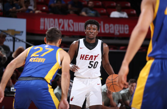 北京时间7月22日讯 NBA夏季联赛半决赛,勇士今日对阵热火,前者已经七连胜未尝败绩,后者则是六连胜同样实力不俗。 双方数据 勇士:诺克斯31分11板、科林斯10分8助、波斯特10分2板2助、斯潘塞14分7助 热火:克里斯托弗23分2板、拉松21分4板6助、韦尔18分5板、阿隆德斯-威廉姆斯14分5板6助、史蒂文斯15分3板7助 比赛回顾 比赛上来,热火就在韦尔的带领下取得场上领先,勇士虽然紧咬比分却无法实现反超,不过次节诺克斯和维斯科维分别拿到五分,帮助勇士一波10-0的小高潮迅速扭转势头,之后两队一直保持拉锯,半场结束时热火落后2分;下半场回来,勇士一度建立起两位数的领先优势,但顽强的热火并没有放弃,他们在末节初段成功抹平分差,比赛悬念保持到了最后,关键时刻勇士连续失误葬送机会,表现出色的诺克斯只能犯规,无奈犯满离场,最终热火险胜勇士进入决赛。 双方首发 勇士:普洛登、杰克逊-罗、波斯特、斯潘塞、科林斯 热火:史蒂文斯、克里斯托弗、拉松、斯威德、韦尔 北京时间7月22日讯 NBA夏季联赛半决赛,勇士今日对阵热火,前者已经七连胜未尝败绩,后者则是六连胜同样实力不俗。 双方数据 勇士:诺克斯31分11板、科林斯10分8助、波斯特10分2板2助、斯潘塞14分7助 热火:克里斯托弗23分2板、拉松21分4板6助、韦尔18分5板、阿隆德斯-威廉姆斯14分5板6助、史蒂文斯15分3板7助 比赛回顾 比赛上来,热火就在韦尔的带领下取得场上领先,勇士虽然紧咬比分却无法实现反超,不过次节诺克斯和维斯科维分别拿到五分,帮助勇士一波10-0的小高潮迅速扭转势头,之后两队一直保持拉锯,半场结束时热火落后2分;下半场回来,勇士一度建立起两位数的领先优势,但顽强的热火并没有放弃,他们在末节初段成功抹平分差,比赛悬念保持到了最后,关键时刻勇士连续失误葬送机会,表现出色的诺克斯只能犯规,无奈犯满离场,最终热火险胜勇士进入决赛。 双方首发 勇士:普洛登、杰克逊-罗、波斯特、斯潘塞、科林斯 热火:史蒂文斯、克里斯托弗、拉松、斯威德、韦尔