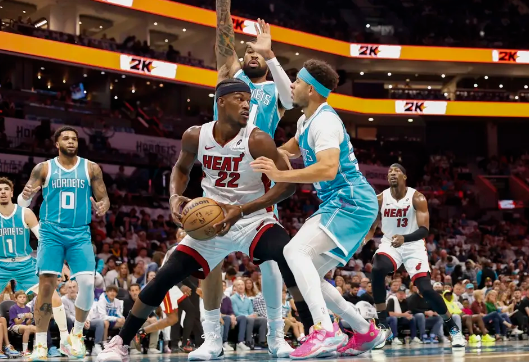 巴特勒26+8+8 鲍尔27+8+7 热火灼伤黄蜂迎首胜 巴特勒26+8+8 鲍尔27+8+7 热火灼伤黄蜂迎首胜