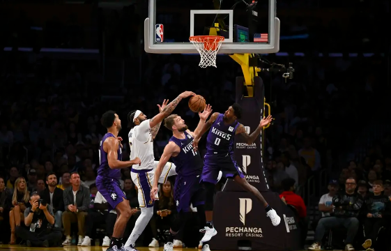 浓眉砍31+9首胜小萨!老詹32+14+10 小萨29+12+10 湖人胜国王 浓眉砍31+9首胜小萨!老詹32+14+10 小萨29+12+10 湖人胜国王