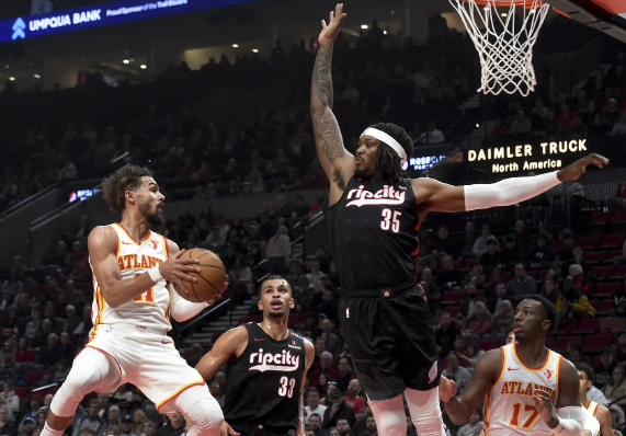 夏普32分&关键抢断 特雷-杨29+8 开拓者逆转老鹰迎3连胜