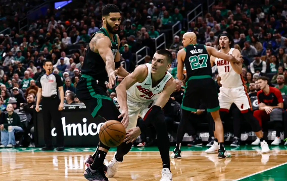 杰伦-布朗29+7 希罗19中6 巴特勒&波津缺阵 绿军扑灭热火 杰伦-布朗29+7 希罗19中6 巴特勒&波津缺阵 绿军扑灭热火