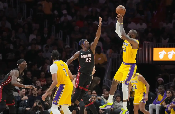 希罗单节7记三分 詹姆斯29+8 浓眉14中3 热火41分大胜湖人 希罗单节7记三分 詹姆斯29+8 浓眉14中3 热火41分大胜湖人