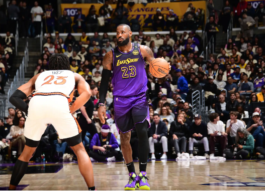 康宁汉姆20+10 詹姆斯失绝杀&28+11+11 活塞4人15+双杀湖人