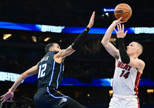 希罗绝杀 阿德巴约10中2 萨格斯29分 热火17分逆转复仇魔术