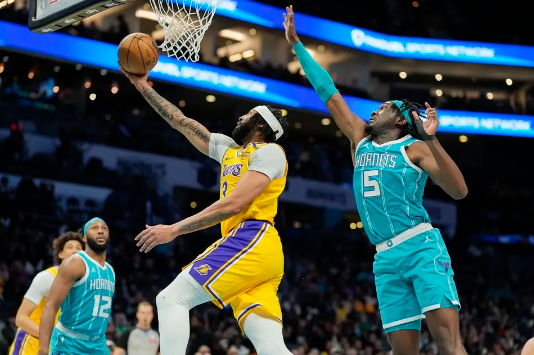 浓眉轰42+23 詹姆斯22+7+8 鲍尔伤退 湖人力克黄蜂迎4连胜 浓眉轰42+23 詹姆斯22+7+8 鲍尔伤退 湖人力克黄蜂迎4连胜