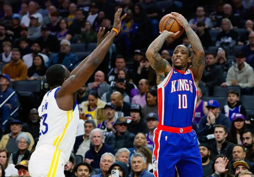 勇士4人20+结束对国王5连败！库里20+6 德罗赞空砍34分