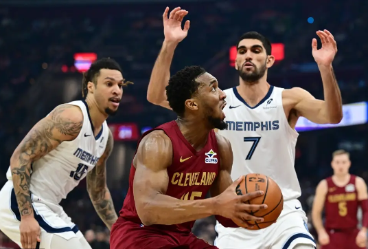 米切尔33+6 莫布里25+13+8 莫兰特21+10 骑士力擒灰熊迎7连胜 米切尔33+6 莫布里25+13+8 莫兰特21+10 骑士力擒灰熊迎7连胜