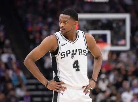 拉文36分 德罗赞22+9+7 福克斯17投16分 国王轻取马刺 拉文36分 德罗赞22+9+7 福克斯17投16分 国王轻取马刺