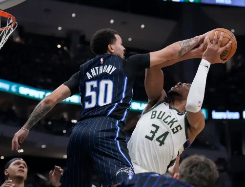 班凯罗29+6 字母哥37+11 利拉德失绝杀 魔术终结雄鹿4连胜 班凯罗29+6 字母哥37+11 利拉德失绝杀 魔术终结雄鹿4连胜