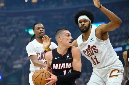 米切尔30+6+6 希罗33+6 小米切尔末节14分 骑士胜热火2-0领先