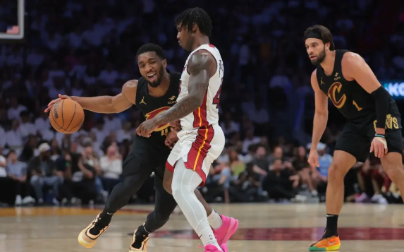 米切尔22+5 希罗10中1 骑士狂胜55分横扫热火晋级次轮 米切尔22+5 希罗10中1 骑士狂胜55分横扫热火晋级次轮